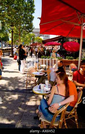 France La vie à cafés sur la célèbre avenue des Champs Elysées et l'Arc de Triomphe à Paris, France Banque D'Images