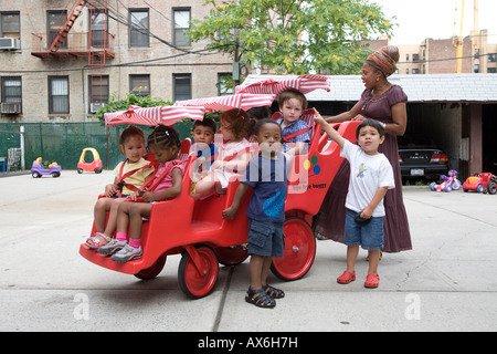 Classe d'école maternelle dans un voyage explorer le quartier dans la section de Kensington Brooklyn New York Banque D'Images