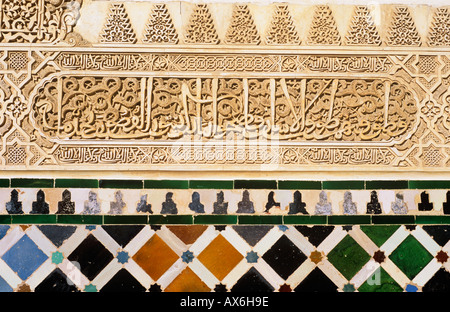 Palais de l'Alhambra, Grenade, Andalousie, espagne. Palacio de la Alhambra, Grenade. Détail de l'arabe écrit les carreaux en céramique Banque D'Images