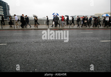 Les navetteurs traversant le pont de Londres durant l'heure de pointe du matin Banque D'Images