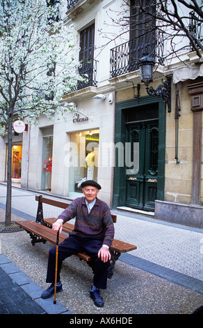 Pays basque Pays Basque, San Sebastian, Espagnol gentelman avec chapeau Basque dans rue commerçante. Banque D'Images