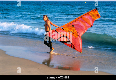 Kite surfer et de kitesurf, Tarifa, Costa de la luz, Andalousie, Espagne Banque D'Images