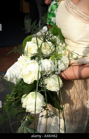 Close up de fleurs pour la mariée avec des roses jaunes et blanches attente par l'Allemagne, de l'Europe. Banque D'Images