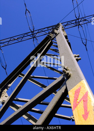 Low angle view d'électricité pylône contre ciel bleu clair Banque D'Images