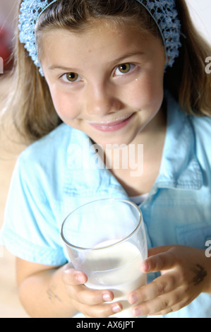Portrait of Girl holding verre de lait Banque D'Images