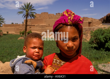 2, 2, les marocains, marocaine, garçon marocain, frère et soeur, Skoura, vallée du Dadès, au Maroc, afrique Banque D'Images