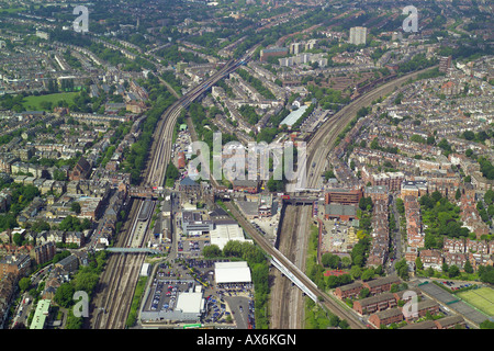 Vue aérienne de West Hampstead Tube et les gares ferroviaires de la ligne principale au nord de Londres Banque D'Images