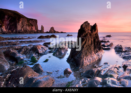 Les rochers et falaises déchiquetées autour dans le sud du Devon Bantham Banque D'Images