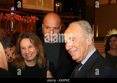 Shimon Peres et Shari Arison part majeure titulaire dans la Banque Hapoalim avec son mari Ofer Glazer Banque D'Images