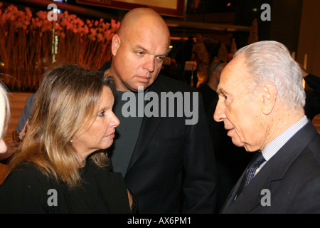 Shimon Peres et Shari Arison part majeure titulaire dans la Banque Hapoalim avec son mari Ofer Glazer Banque D'Images