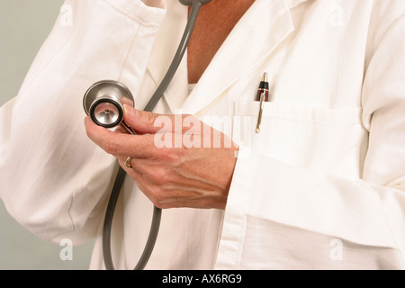 Main d'une femme médecin détenant un stéthoscope Banque D'Images