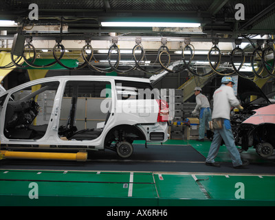 Les travailleurs de l'usine produisant les voitures hybrides Toyota Prius, travailler sur la chaîne de montage de la ville de Toyota Banque D'Images