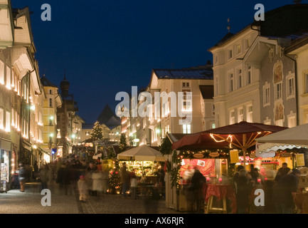 Vue brouillée de personnes au marché de noël Allemagne Bavière Banque D'Images