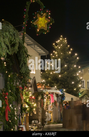 Maison décorée avec des lumières de Noël Allemagne Bavière Banque D'Images