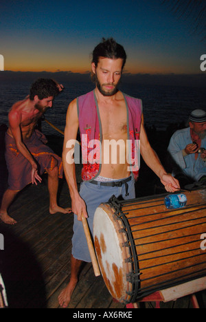 Un batteur à la drummers beach Tel Aviv Israël le vendredi soir au coucher du soleil Banque D'Images