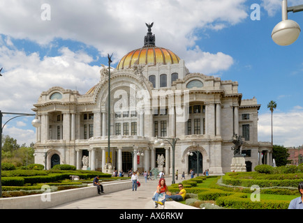 Les touristes en face de opéra Palacio de Bellas Artes Mexico Mexique Banque D'Images