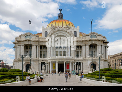 Les touristes en face de opéra Palacio de Bellas Artes Mexico Mexique Banque D'Images