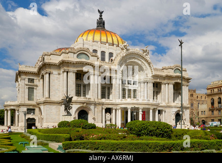 Pelouse devant l'opéra de Palacio de Bellas Artes Mexico Mexique Banque D'Images