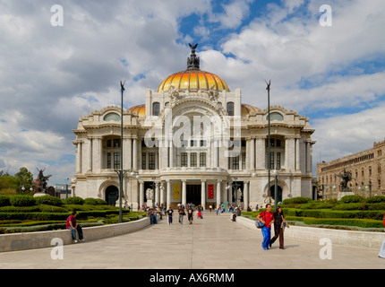 Les touristes en face de l'opéra, Palacio de Bellas Artes, Mexico, Mexique Banque D'Images