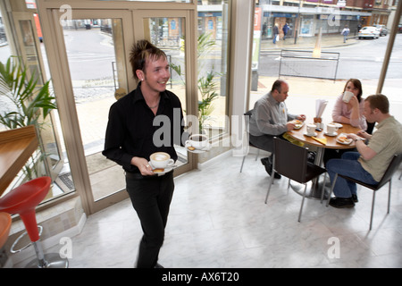 Waiter serving coffee à Hull Banque D'Images