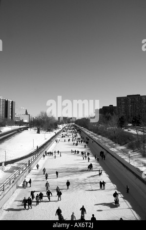 Skaters venez profiter d'une journée sur le Canal Rideau d'Ottawa, la plus grande patinoire Banque D'Images