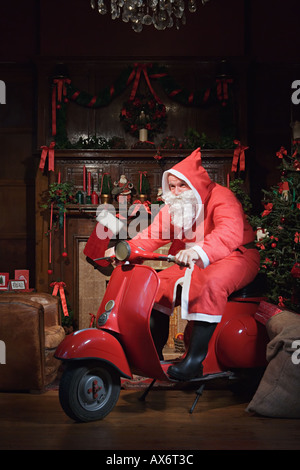 Santa Claus équitation un cyclomoteur Banque D'Images