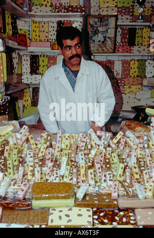 Homme marocain, adulte, homme, vendeur, vendeur de bonbons, vente de bonbons, vente de bonbons, vente de bonbons, confiserie, Médina, Fès el-Bali, la ville de Fès, Maroc Banque D'Images