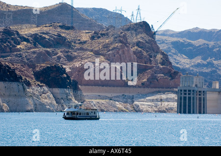 Péniche et le Barrage Hoover sur le Lac Mead, Nevada Banque D'Images