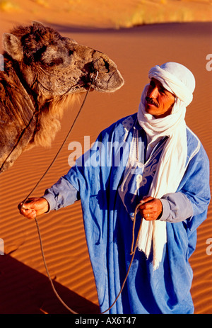 1, l'un homme marocain, Berbère, homme, camel, Erg Chebbi, proche de la ville de Merzouga, Province d'Errachidia, Maroc, Afrique du Nord, Afrique Banque D'Images