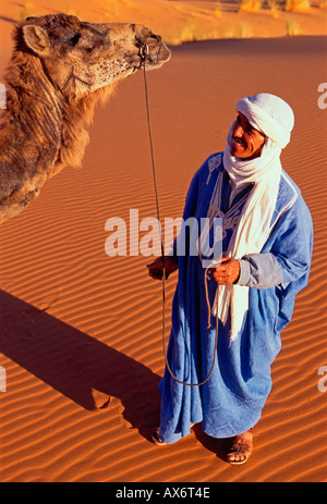 1, l'un homme marocain, Berbère, homme, camel, Erg Chebbi, proche de la ville de Merzouga, Province d'Errachidia, Maroc, Afrique du Nord, Afrique Banque D'Images