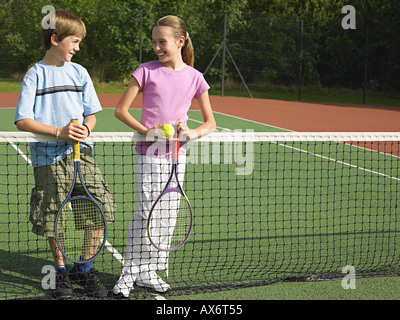 Fille et garçon dans un court de tennis Banque D'Images