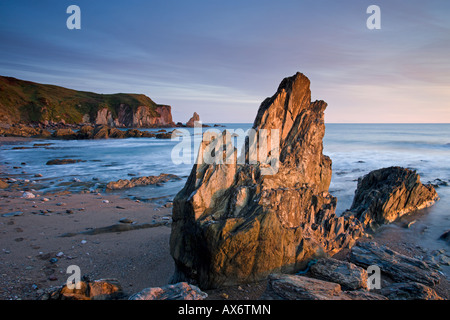 Les roches déchiquetées sur la côte sud du Devon à Bantham Banque D'Images