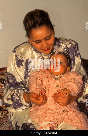 Les marocains, femme marocaine, mère et fille, mère, fille, petite fille, à la maison, Fès el-Bali, la ville de Fès, Fès, Maroc, Afrique du Nord, Afrique Banque D'Images