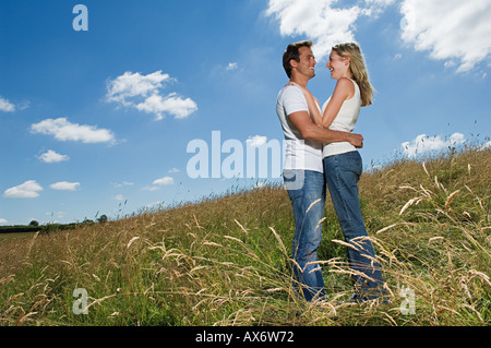 Couple hugging dans un champ Banque D'Images