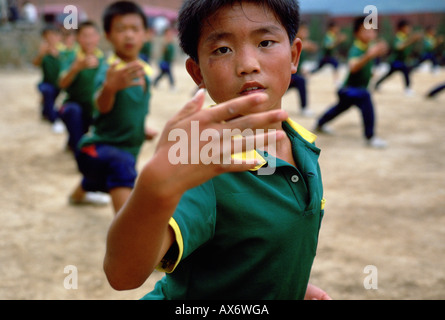 Un jeune garçon chinois kung fu pratiques au Ta Gou École de Kung Fu à Shaolin Banque D'Images