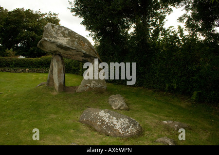 Carreg Coetan Arthur chambre funéraire (Dolmen) à Newport Pembrokeshire au Pays de Galles, près de carn Ingli. Banque D'Images