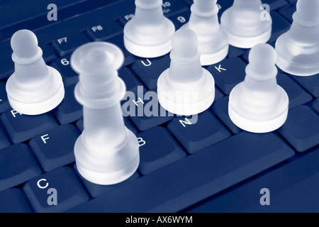 Aux échecs sur un clavier d'ordinateur bleu shot horizontale Business concept Banque D'Images