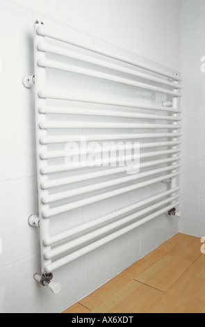 Radiateur de serviette de bain blanc sur blanc mur carrelé Banque D'Images