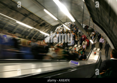Les Usagers qui voyagent vers le haut les escaliers mécaniques à la station de métro Holborn, Londres Banque D'Images