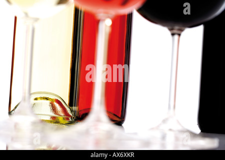 Les bouteilles de vin derrière des verres à vin, close-up Banque D'Images