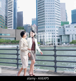 Portrait de deux femmes marchant sur une passerelle Banque D'Images