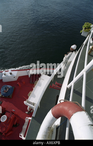 Membre de l'équipage en costume traditionnel de prendre une pause, Nil, l'Egypte bateau de croisière Banque D'Images