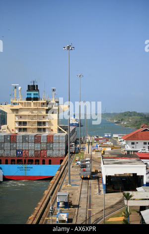 Navire de Maersk dans les écluses de Gatun sur la côte caraïbe du Canal de Panama, République du Panama. Banque D'Images