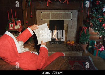 Père Noël lisant une lettre Banque D'Images