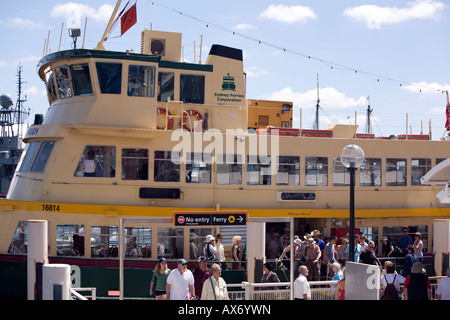 Sydney Scarborough ferry à quai à Darling Harbour, Sydney, Australie Banque D'Images