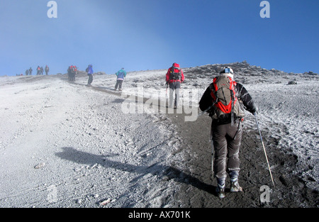 Les randonneurs s'approchant le sommet du mont Kilimanjaro en Tanzanie du Nord, la plus haute montagne en Afrique. Banque D'Images