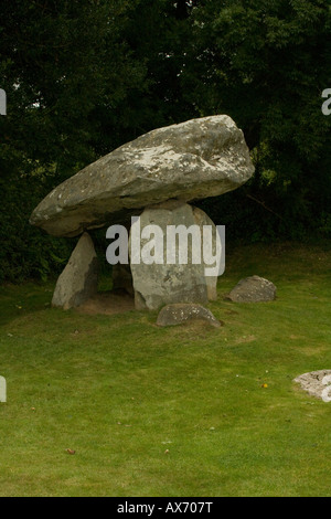 Carreg Coetan Arthur chambre funéraire (Dolmen) à Newport Pembrokeshire au Pays de Galles, près de carn Ingli. Banque D'Images