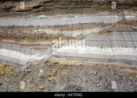 Faille dans les strates de cendres volcaniques exposée dans une coupe la route Banque D'Images