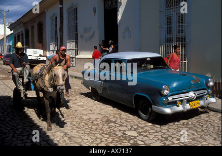 Mule wagon passant une Chevrolet s 50 dans la rue de Trinidad site du patrimoine mondial de l'Cuba Banque D'Images