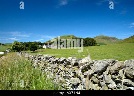 Village niché dans un paysage écossais Banque D'Images